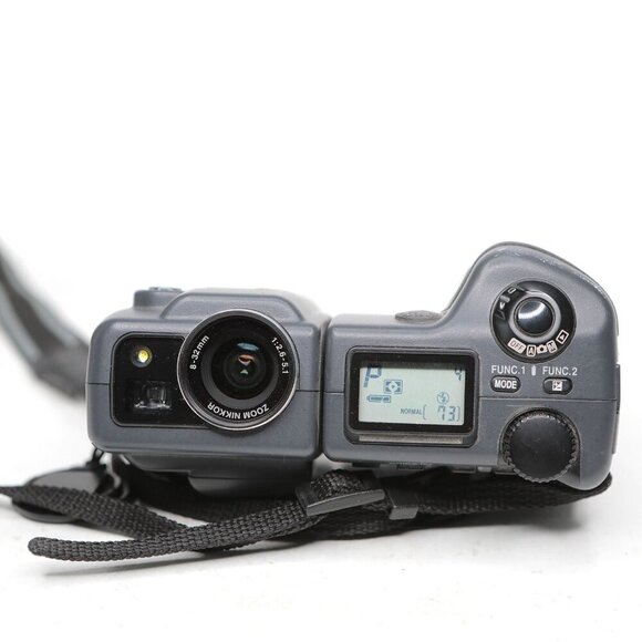 Vintage Nikon CoolPix 995 3.3MP Digital Camera Digicam Y2K Photography Travel - Picture 9 of 16